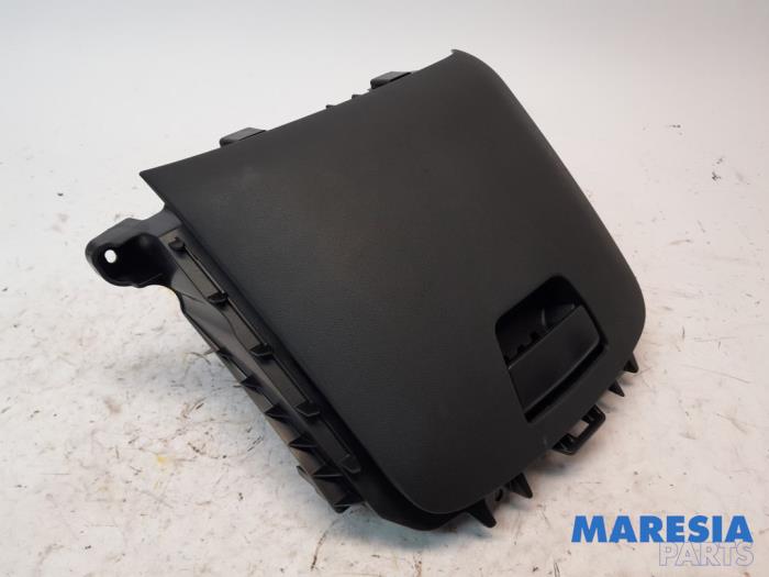 Begagnade Handskfack Citroen C4 Picasso (3D/3E) 1.2 12V PureTech 130 Pris € 50,00 Marginaltabell erbjuds av Maresia Parts