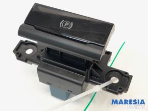 Używane Przelacznik hamulca postojowego Citroen C4 Picasso (3D/3E) 1.2 12V PureTech 130 Cena € 35,00 Procedura marży oferowane przez Maresia Parts