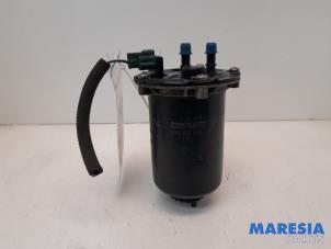 Używane Obudowa filtra paliwa Renault Trafic (1FL/2FL/3FL/4FL) 1.6 dCi 95 Cena € 42,35 Z VAT oferowane przez Maresia Parts