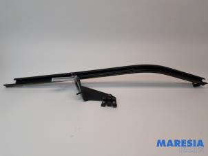 Used Sliding door rail, right Renault Trafic (1FL/2FL/3FL/4FL) 1.6 dCi 95 Price € 181,50 Inclusive VAT offered by Maresia Parts