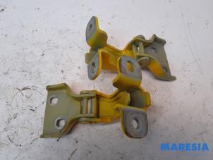 Used Front door hinge, right Renault Trafic (1FL/2FL/3FL/4FL) 1.6 dCi 95 Price € 36,30 Inclusive VAT offered by Maresia Parts
