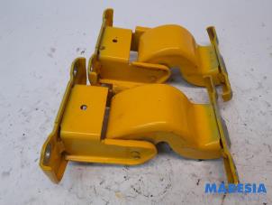 Used Rear door hinge, right Renault Trafic (1FL/2FL/3FL/4FL) 1.6 dCi 95 Price € 60,50 Inclusive VAT offered by Maresia Parts