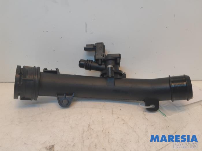 Używane Przewód Turbo Citroen C4 Picasso (3D/3E) 1.2 12V PureTech 130 Cena € 50,00 Procedura marży oferowane przez Maresia Parts