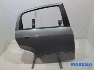 Używane Drzwi prawe tylne wersja 4-drzwiowa Fiat Punto Evo (199) 1.3 JTD Multijet 85 16V Euro 5 Cena € 119,95 Procedura marży oferowane przez Maresia Parts