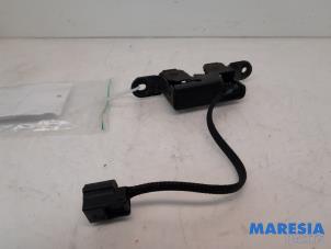 Used Bonnet lock mechanism Renault Megane III Grandtour (KZ) 1.2 16V TCE 115 Price € 30,00 Margin scheme offered by Maresia Parts