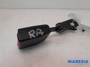 Usagé Insertion ceinture de sécurité arrière droite Renault Megane III Grandtour (KZ) 1.2 16V TCE 115 Prix € 10,00 Règlement à la marge proposé par Maresia Parts
