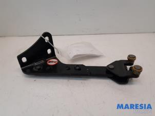 Used Sliding door roller, left Peugeot Expert (VA/VB/VE/VF/VY) 2.0 Blue HDi 120 16V Price € 47,19 Inclusive VAT offered by Maresia Parts