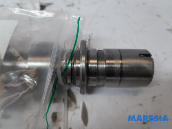 Camshaft from a Renault Kangoo Express (FW) 1.5 dCi 90 FAP 2016