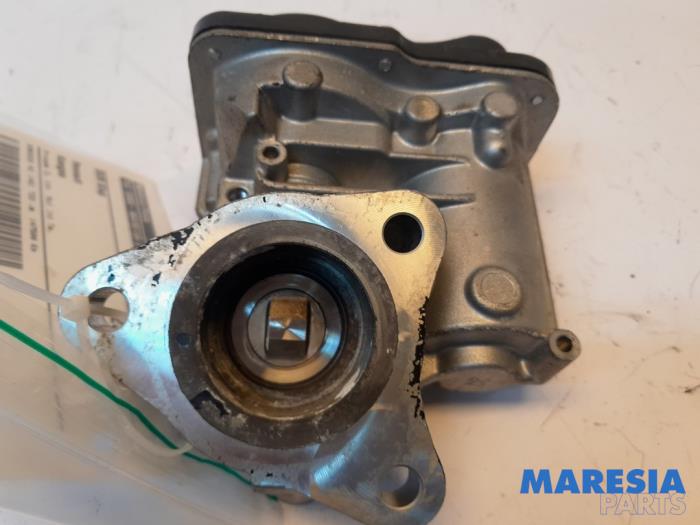EGR valve from a Renault Kangoo Express (FW) 1.5 dCi 90 FAP 2016