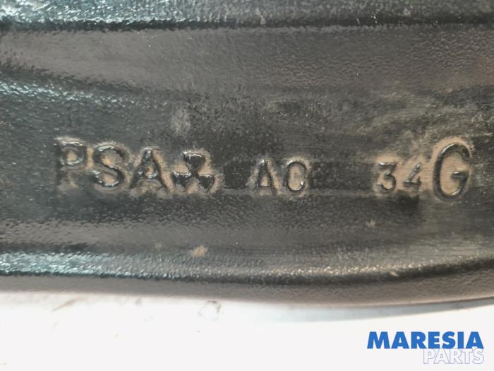 Bras de suspension bas avant gauche d'un Peugeot Expert (VA/VB/VE/VF/VY) 2.0 Blue HDi 120 16V 2021