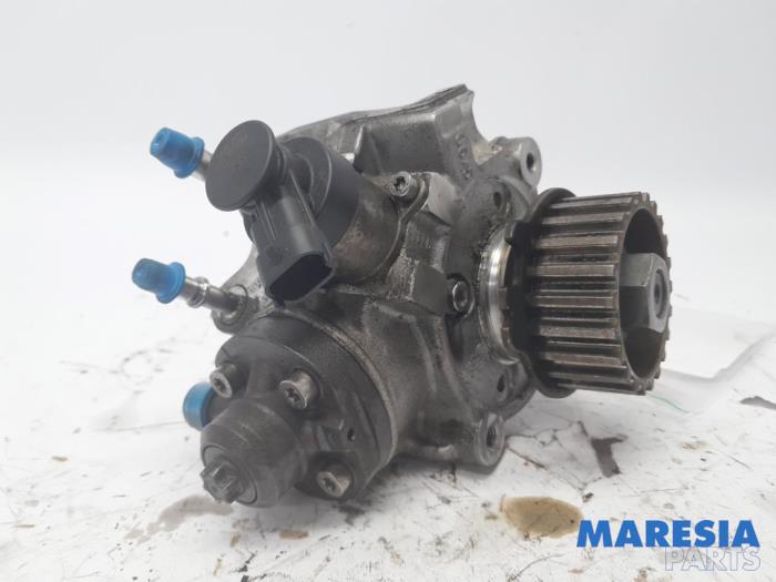 Mechanical fuel pump from a Peugeot 308 SW (L4/L9/LC/LJ/LR) 1.6 BlueHDi 120 2015
