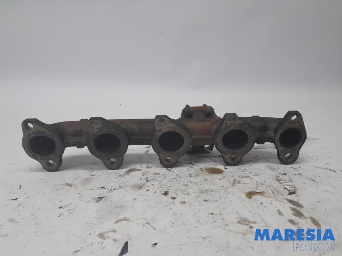 Exhaust manifold from a Peugeot 308 SW (L4/L9/LC/LJ/LR) 1.6 BlueHDi 120 2015