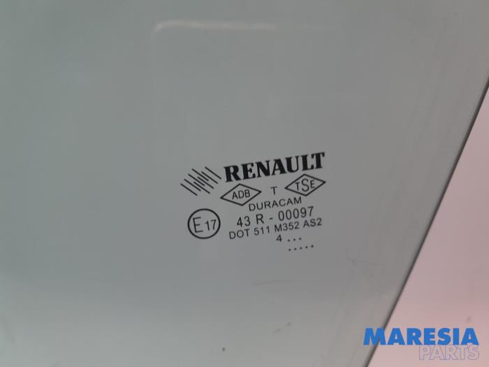Türscheibe 4-türig links vorne van een Renault Clio IV (5R) 1.5 Energy dCi 90 FAP 2014