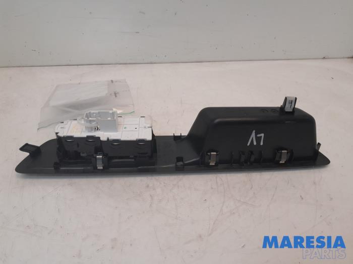 Multi-functional window switch from a Peugeot Expert (VA/VB/VE/VF/VY) 2.0 Blue HDi 120 16V 2021