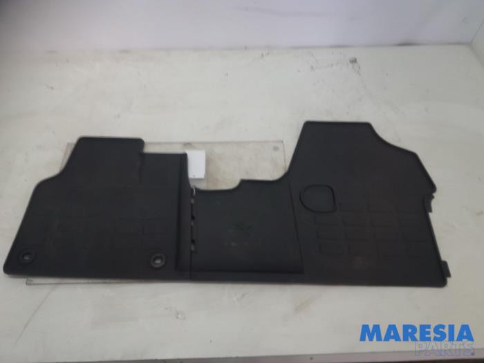 Gebrauchte Matten Set Peugeot Expert (V1/VA/VB/VE/VF/VT/VY) 2.0 Blue HDi 120 16V Preis € 48,40 Mit Mehrwertsteuer angeboten von Maresia Parts