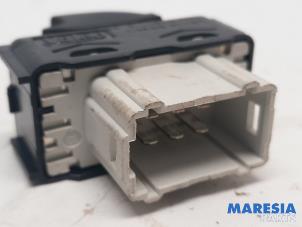 Used Electric window switch Peugeot 208 I (CA/CC/CK/CL) 1.2 Vti 12V PureTech 82 Price € 10,00 Margin scheme offered by Maresia Parts
