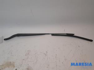Used Front wiper arm Renault Megane III Grandtour (KZ) 1.2 16V TCE 115 Price € 20,00 Margin scheme offered by Maresia Parts
