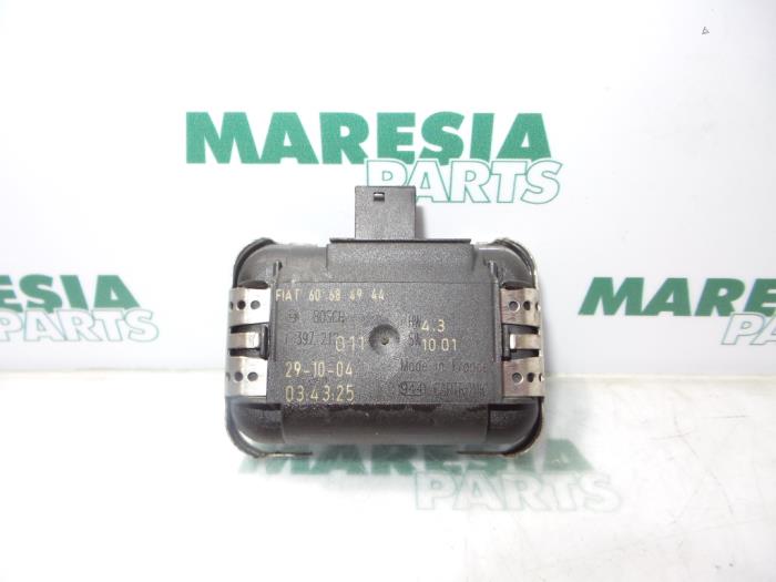 Begagnade Regnsensor Lancia Thesis (841) 2.4 20V Pris € 40,00 Marginaltabell erbjuds av Maresia Parts