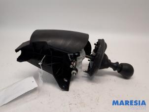 Used Gear stick Renault Trafic (1FL/2FL/3FL/4FL) 1.6 dCi 95 Price € 60,50 Inclusive VAT offered by Maresia Parts