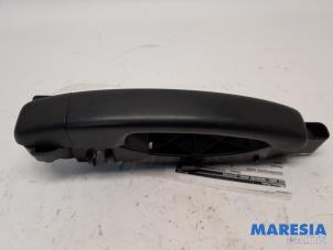 Used Sliding door handle, right Renault Trafic (1FL/2FL/3FL/4FL) 1.6 dCi 95 Price € 48,40 Inclusive VAT offered by Maresia Parts