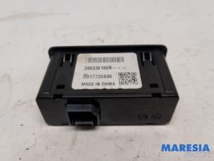Używane Zlacze AUX/USB Renault Trafic (1FL/2FL/3FL/4FL) 1.6 dCi 95 Cena € 42,35 Z VAT oferowane przez Maresia Parts