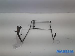 Used Spare wheel holder Peugeot Expert (G9) 2.0 HDiF 16V 130 Price € 54,45 Inclusive VAT offered by Maresia Parts