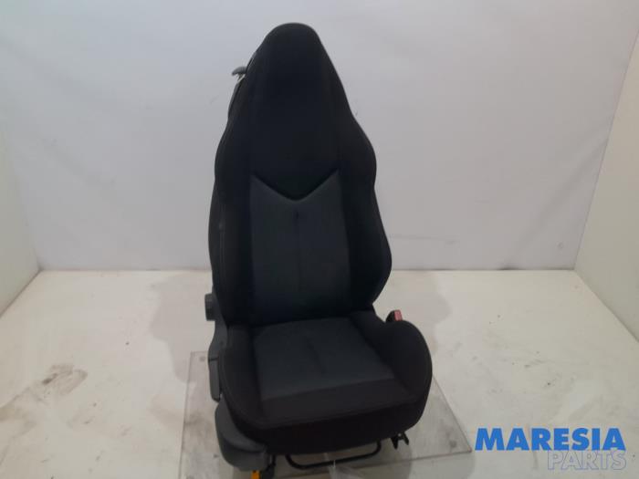 Używane Fotel prawy Peugeot RCZ (4J) 2.0 HDi 16V FAP Cena € 250,00 Procedura marży oferowane przez Maresia Parts