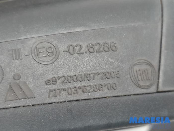 Retrovisor externo derecha de un Opel Combo 1.6 CDTI 16V 2012