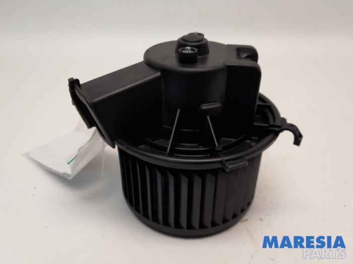 Heating and ventilation fan motor from a Fiat Ducato (250) 2.3 D 120 Multijet 2011
