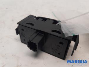 Used Panic lighting switch Renault Trafic (1FL/2FL/3FL/4FL) 1.6 dCi 145 Twin Turbo Price € 12,10 Inclusive VAT offered by Maresia Parts