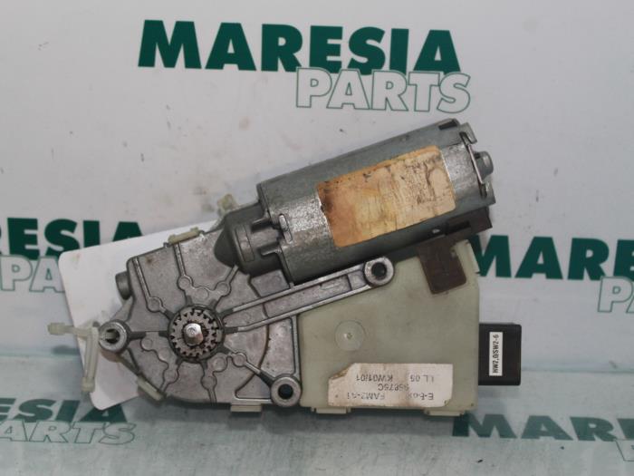 Używane Silnik szyberdachu Renault Laguna II (BG) 1.6 16V Cena € 50,00 Procedura marży oferowane przez Maresia Parts