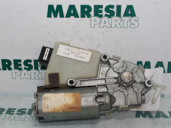 Używane Silnik dachu cabrio Renault Laguna II (BG) 3.0 V6 24V Cena € 50,00 Procedura marży oferowane przez Maresia Parts