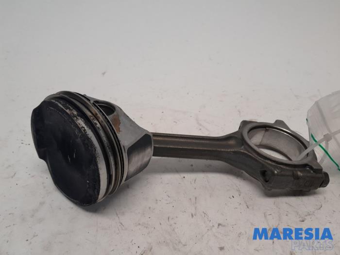 Used Piston Renault Twingo III (AH) 1.0 SCe 70 12V Price € 50,00 Margin scheme offered by Maresia Parts