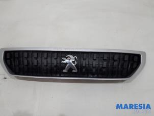 Used Grille Peugeot Expert (VA/VB/VE/VF/VY) 1.6 Blue HDi 95 16V Price € 127,05 Inclusive VAT offered by Maresia Parts