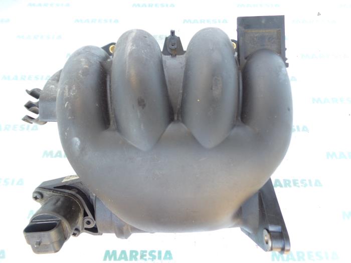 Używane Kolektor dolotowy Peugeot 206 (2A/C/H/J/S) 1.6 XS,XT Cena € 30,00 Procedura marży oferowane przez Maresia Parts
