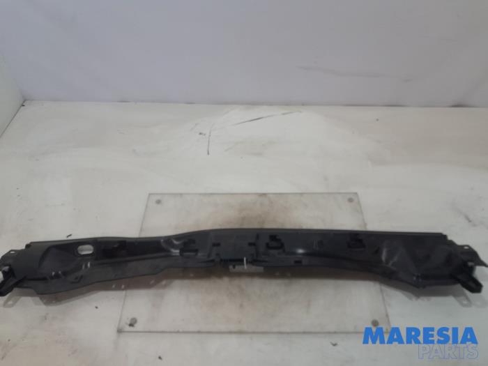 Cowl top grille from a Opel Corsa F (UB/UH/UP) Electric 50kWh 2022