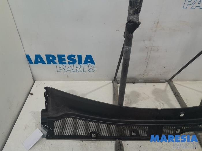 Cowl top grille from a Opel Corsa F (UB/UH/UP) Electric 50kWh 2022