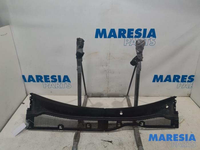Cowl top grille from a Opel Corsa F (UB/UH/UP) Electric 50kWh 2022