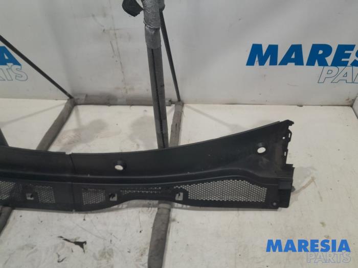 Cowl top grille from a Opel Corsa F (UB/UH/UP) Electric 50kWh 2022