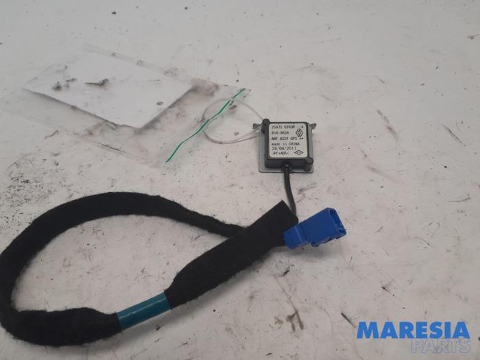 Używane Antena GPS Renault Trafic (1FL/2FL/3FL/4FL) 1.6 dCi 95 Cena € 30,25 Z VAT oferowane przez Maresia Parts