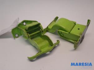 Used Rear door hinge, left Renault Trafic (1FL/2FL/3FL/4FL) 1.6 dCi 95 Price € 60,50 Inclusive VAT offered by Maresia Parts