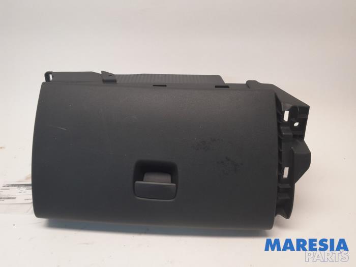 Begagnade Handskfack Renault Trafic (1FL/2FL/3FL/4FL) 1.6 dCi 95 Pris € 48,40 Inklusive moms erbjuds av Maresia Parts