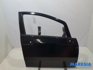 Używane Drzwi prawe przednie wersja 4-drzwiowa Fiat Punto III (199) 1.3 JTD Multijet 85 16V Cena € 119,95 Procedura marży oferowane przez Maresia Parts