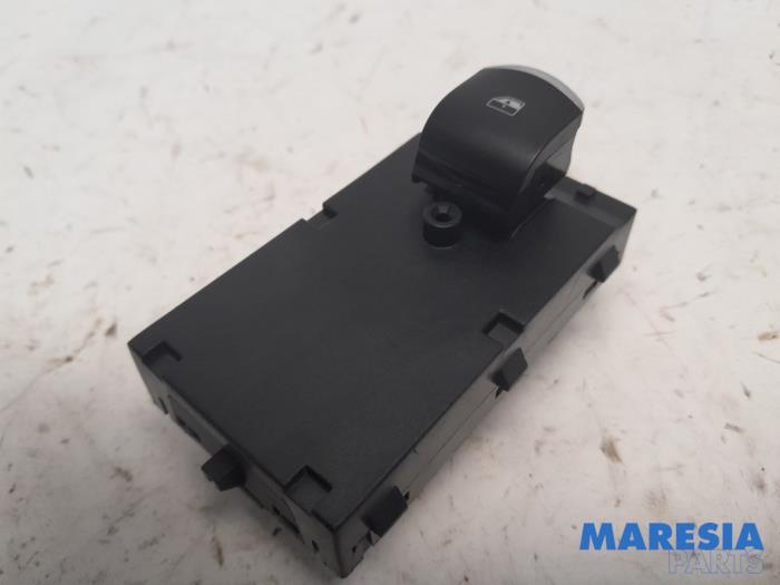 Usados Interruptor de ventanilla eléctrica Alfa Romeo Stelvio (949) 2.0 T 16V Q4 Precio € 20,00 Norma de margen ofrecido por Maresia Parts