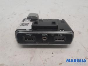 Usados Conexión AUX-USB Alfa Romeo Stelvio (949) 2.0 T 16V Veloce Q4 Precio € 149,00 Norma de margen ofrecido por Maresia Parts