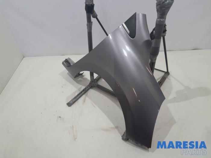 Front wing, right from a Renault Clio IV (5R) 1.2 TCE 16V GT EDC 2014