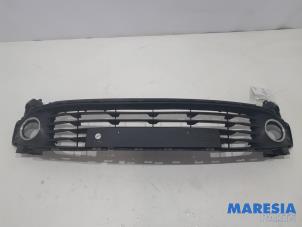 Used Grille Renault Clio IV (5R) 1.2 TCE 16V GT EDC Price € 45,00 Margin scheme offered by Maresia Parts