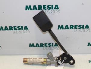 Gebrauchte Gurtsrammer rechts Peugeot 306 Break (7E) 1.6i XR,XT,ST Preis € 25,00 Margenregelung angeboten von Maresia Parts