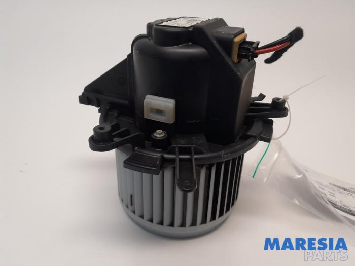 Heating and ventilation fan motor from a Peugeot Expert (VA/VB/VE/VF/VY) 1.6 Blue HDi 95 16V 2018