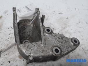 Engine mount from a Citroën C5 III Tourer (RW) 2.0 16V 2008